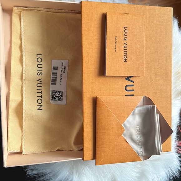 100% authentic Louis Vuitton Envelope Special Collection Wallet - Picture 3 of 8